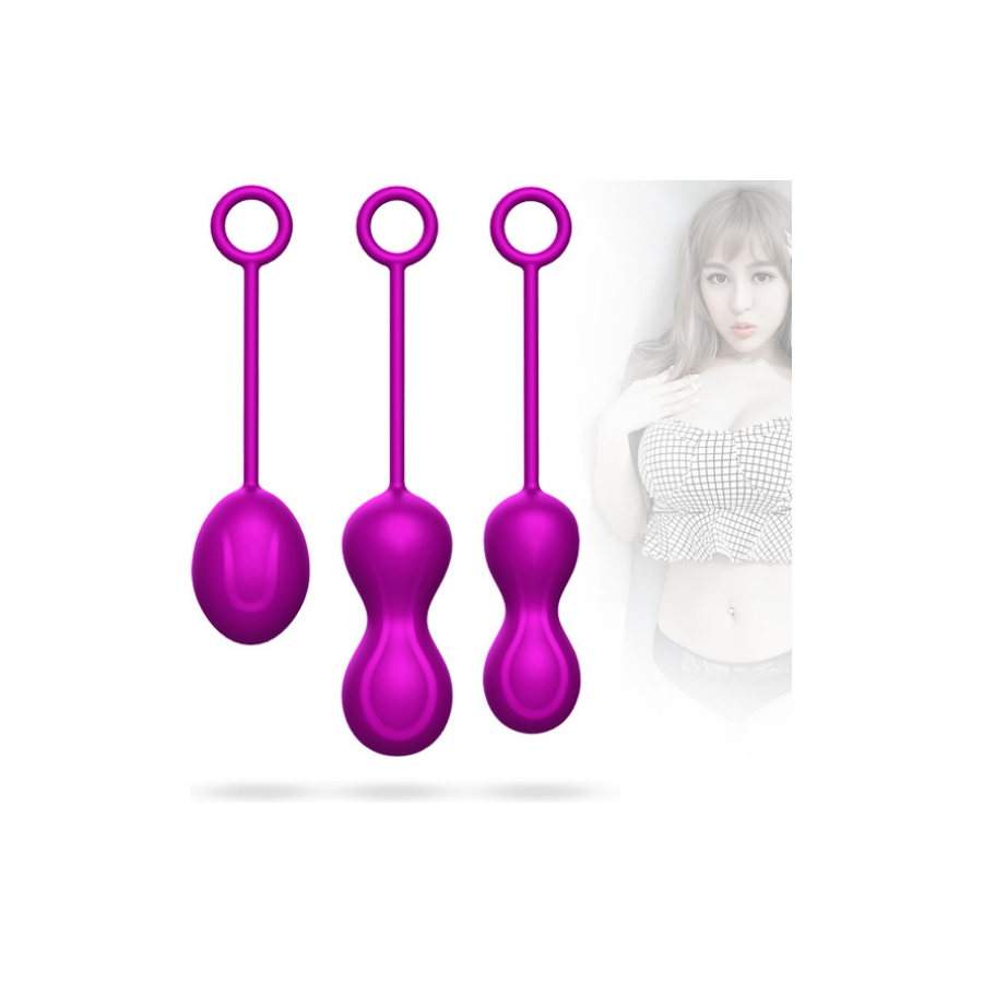 Foxshow kegel egzersiz seti kegel egzersiz topları seti – 3 farklı ağırlık, pelvik kas güçlendirme i̇çin i̇dealpelvik taban kaslarını güçlendirmek, mesane kontrolünü artırmak, doğum sonrası iyileşmeyi desteklemek ve cinsel hissiyatı geliştirmek isteyen kadınlar için tasarlanmış bu 3’lü kegel topu seti, her seviyeye uygun bir egzersiz çözümü sunar. Ürün özellikleri:3 farklı ağırlık seviyesi:başlangıç seviyesi: 60g (35mm × 47mm)orta seviye: 80g (34mm × 79mm)i̇leri seviye: 90g (30mm × 73mm)aşamalı kullanım sayesinde kas gelişimini kademeli olarak artırabilirsiniz. Yüksek kaliteli silikon: vücut dostu, bpa içermeyen, pürüzsüz ve yumuşak medikal silikon malzeme cildinize zarar vermez, hijyenik ve kolay temizlenebilir yapıdadır. Ergonomik ve güvenli tasarım: kullanımı kolaylaştıran halka uç sayesinde güvenli bir şekilde yerleştirilip çıkarılabilir. Her top vücuda rahatça uyum sağlayacak şekilde ergonomik olarak tasarlanmıştır. Pelvik sağlık i̇çin i̇deal: düzenli kullanım, pelvik kas gücünü artırır, idrar kaçırma problemlerinin önüne geçmeye yardımcı olur ve cinsel yaşam kalitesini artırır. Gizli ve konforlu kullanım: günlük hayatta yürürken ya da evde dinlenirken bile rahatça kullanılabilir. Sessiz yapısıyla dışarıdan fark edilmez.
